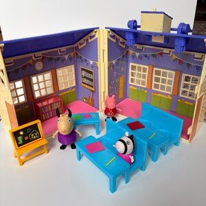 Peppa Pig Deluxe Schoolhouse Playset - Madame Gazelle & Zoe Zebra